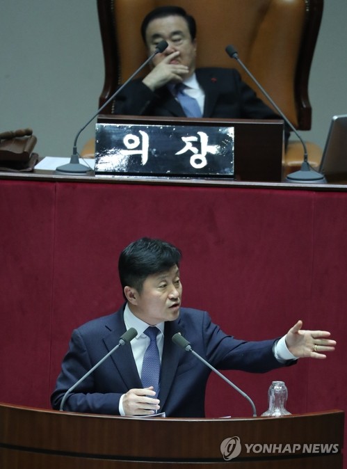 설전하는 민주당 최인호 의원(서울=연합뉴스) 안정원 기자 = 선거법 개정 관련 무제한 토론에 나선 더불어민주당 최인호 의원이 24일 오전 국회 본회의장에서 자유한국당 임이자 의원과 '비례한국당'의 위성정당 여부를 놓고 설전을 하고 있다. 2019.12.24 jeong@yna.co.kr