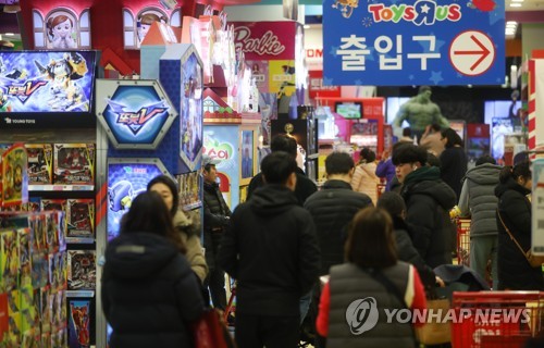 크리스마스 앞두고 북적이는 장난감 매장 (서울=연합뉴스) 류효림 기자 = 크리스마스이브인 24일 서울 시내 토이저러스 매장에서 시민들이 장난감을 고르고 있다. 2019.12.24 ryousanta@yna.co.kr