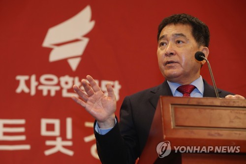 인사말 하는 심재철 원내대표(서울=연합뉴스) 김인철 기자 = 자유한국당 심재철 원내대표가 24일 오후 국회 헌정기념관에서 열린 국가정상화 특별위원회 제5차 전체회의에서 인사말을 하고 있다. 2019.12.24 yatoya@yna.co.kr