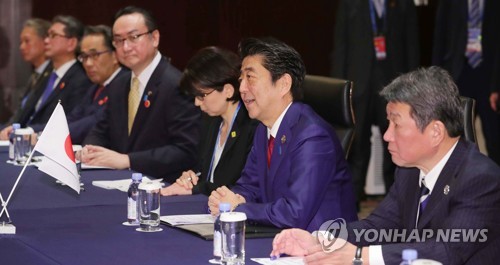 발언하는 아베 총리(청두=연합뉴스) 이진욱 기자 = 아베 일본 총리가 24일(현지시간) 중국 쓰촨성 청두 세기성 샹그릴라호텔에서 열린 한일 정상회담에서 발언하고 있다. 2019.12.24 cityboy@yna.co.kr