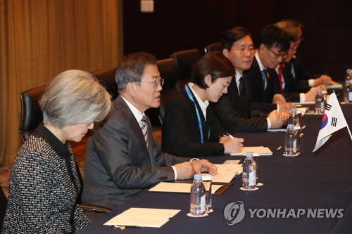 발언하는 문 대통령(청두=연합뉴스) 이진욱 기자 = 문재인 대통령이 24일 중국 쓰촨성 청두 세기성 샹그릴라호텔에서 열린 한일 정상회담에서 발언하고 있다. cityboy@yna.co.kr