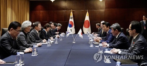 정상회담 하는 문 대통령과 아베 총리(청두=연합뉴스) 이진욱 기자 = 문재인 대통령과 아베 일본 총리가 24일(현지시간) 중국 쓰촨성 청두 세기성 샹그릴라호텔에서 한일 정상회담을 진행하고 있다. cityboy@yna.co.kr