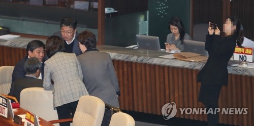 이야기 나누는 한국당 의원들(서울=연합뉴스) 하사헌 기자 = 24일 오후 선거법 무제한 토론이 진행중인 국회 본회의장에서 자유한국당 의원들이 이야기를 나누는 모습을 관계자가 촬영하고 있다. 2019.12.24 toadboy@yna.co.kr