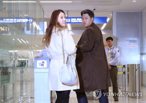 '토론토행' 류현진, 메디컬테스트·계약 확정하기 위해 출국(영종도=연합뉴스) 한종찬 기자 = 류현진과 아내 배지현씨가 25일 오전 인천국제공항 2터미널에서 캐나다 토론토로 출국하고 있다. 2019.12.25 saba@yna.co.kr