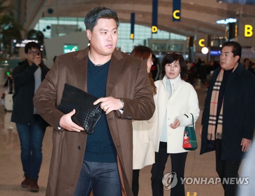 류현진, '이제는 토론토다'(영종도=연합뉴스) 한종찬 기자 = 류현진이 25일 오전 인천국제공항 2터미널에서 캐나다 토론토로 출국하고 있다. 자유계약선수(FA) 신분인 류현진은 23일 토론토 블루제이스와 4년 8천만달러(약 929억4천만원)에 입단하기로 합의했다. 류현진은 메디컬테스트를 받고, 이상이 발견되지 않으면 현지에서 입단 기자회견도 소화할 계획이다. 2019.12.25 saba@yna.co.kr