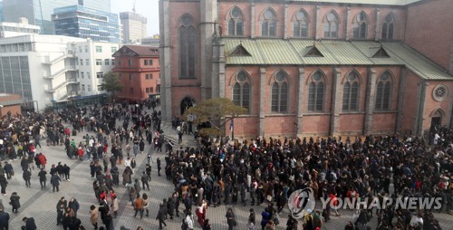 줄지어 선 성탄 대축일 미사 인파(서울=연합뉴스) 한종찬 기자 = 성탄절인 25일 서울 중구 명동성당에서 시민들이 주님 성탄 대축일 미사에 참석하기 위해 줄지어 입장을 기다리고 있다. 2019.12.25 saba@yna.co.kr