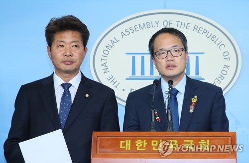 한국당 '독소조항' 주장에 반박하는 '4+1' 검찰개혁위(서울=연합뉴스) 진성철 기자 = 더불어민주당 박주민(오른쪽), 정의당 여영국 의원이 25일 국회 정론관에서 '공수처 등 검찰개혁 법안'과 관련해 한국당의 독소조항 주장에 관해 반박하고 있다. 2019.12.25 zjin@yna.co.kr