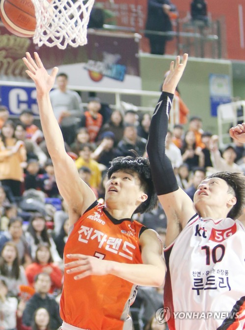 김정년 '끝까지 쏜다'(인천=연합뉴스) 김상연 기자 = 25일 인천 삼산월드체육관에서 열린 남자프로농구 인천 전자랜드 엘리펀츠와 부산 KT 소닉붐의 경기. 3쿼터 전자랜드 김정년이 슛하고 있다. 2019.12.25 goodluck@yna.co.kr