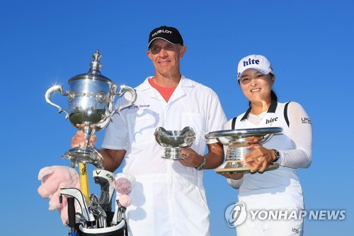 11월 24일 '올해의 선수' 등 트로피 받은 고진영[게티이미지/AFP=연합뉴스 자료사진]