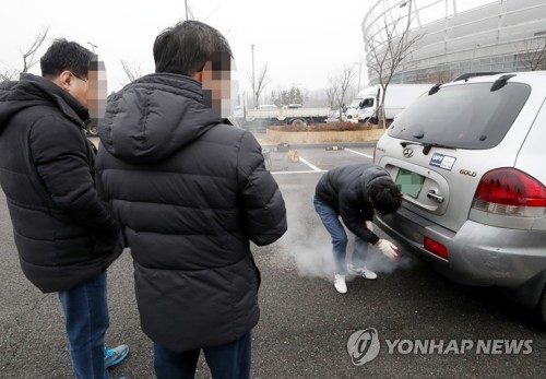 '배출가스저감장치 점검합니다'[연합뉴스 자료사진]