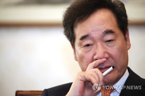 인터뷰 중 잠시 생각에 잠긴 이낙연 총리(서울=연합뉴스) 김승두 기자 = 이낙연 국무총리가 서울 삼청동 총리공관 집무실에서 연합뉴스와 인터뷰를 하며 잠시 생각에 잠겨 있다. 2019.12.26 kimsdoo@yna.co.kr