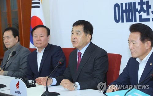 '공수처법' 기자간담회 연 한국당(서울=연합뉴스) 진성철 기자 = 자유한국당 심재철 원내대표(오른쪽쪽 두번째)가 26일 국회에서 가진 '공수처법 독소조항' 기자간담회에서 발언하고 있다. zjin@yna.co.kr