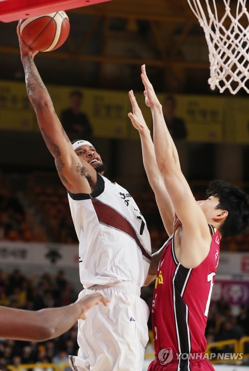 덩크슛 시도하는 맥컬러(창원=연합뉴스) 우정식 기자 = 26일 경남 창원시 창원체육관에서 열린 프로농구 창원 LG - 안양 KGC 경기에서 KGC 맥컬러가 LG 주지훈의 마크 위로 덩크슛을 시도하고 있다. 2019.12.26 uhcho@yna.co.kr