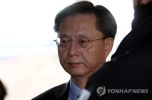 법정 향하는 우병우[연합뉴스 자료사진] 박근혜정부의 '국정농단' 묵인 혐의와 국가정보원을 통한 불법사찰 혐의로 각각 기소돼 재판 중인 우병우 전 청와대 민정수석이 지난 9월 14일 오후 서울 서초구 서울고법에서 열린 속행공판에 출석하기 위해 법정으로 향하고 있다.