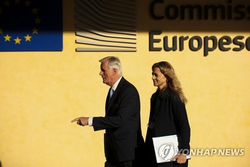회의장 향하는 EU 브렉시트 협상 대표(브뤼셀 AP=연합뉴스) 지난 10월 28일(현지시간) 브뤼셀의 유럽연합(EU) 본부에서 미셸 바르니에(왼쪽) EU 브렉시트(영국의 EU 탈퇴) 협상 수석대표가 브렉시트 관련 회의장으로 향하고 있다.
bulls@yna.co.kr