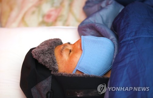 단식 8일 차 황교안단식 8일 차를 맞은 자유한국당 황교안 대표가 11월 27일 청와대 앞 분수대 광장 천막에서 나경원 원내대표 등 의원들을 만나고 있다.[연합뉴스 자료사진]