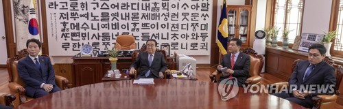 문희상 의장, 교섭단체 3당 원내대표와 회동문희상 국회의장이 12월 23일 오전 서울 여의도 국회 국회의장실에서 교섭단체 3당 원내대표와 회동을 하고 있다. 왼쪽부터 더불어민주당 이인영 원내대표, 문희상 의장, 자유한국당 심재철 원내대표, 바른미래당 오신환 원내대표. [연합뉴스 자료사진]