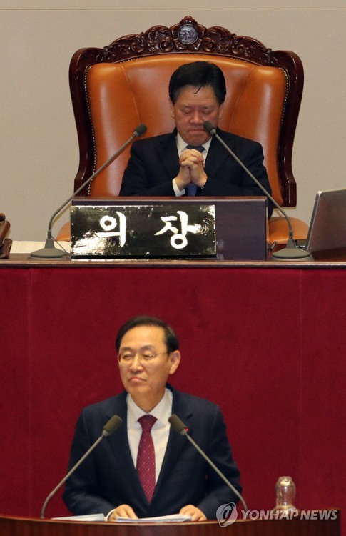 무제한 토론 듣는 주승용 국회부의장'공직선거법 개정안'에 대한 '무제한 토론'이 사흘째 이어진 지난 25일 오전 국회 본회의장에서 문희상 의장을 대신해 의장석에 앉은 주승용 국회 부의장(위)이 피곤한 얼굴로 토론을 듣고 있다. 아래는 무제한 토론에 나선 자유한국당 정유섭 의원. [연합뉴스 자료사진]