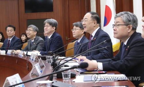 국가통계위원회에서 발언하는 홍남기 부총리(서울=연합뉴스) 김승두 기자 = 홍남기 경제부총리 겸 기획재정부 장관이 27일 정부서울청사에서 열린 제15차 국가통계위원회를 주재하며 발언하고 있다.  2019.12.27 kimsdoo@yna.co.kr