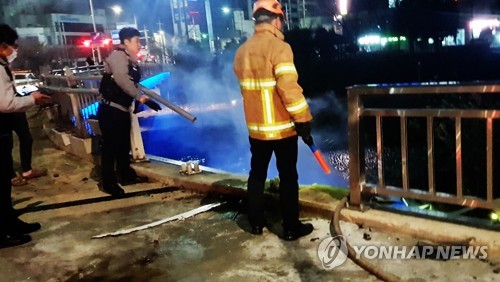 음주운전 차량 다리 밑으로 추락(광주=연합뉴스) 27일 오전 광주 북구 광천1교에서 음주운전 차량이 다리 난간을 들이받고 추락해 119 구조대원들이 구조작업을 펼치고 있다. 2019.12.27 [광주 서부소방서 제공. 재판매 및 DB 금지] pch80@yna.co.kr