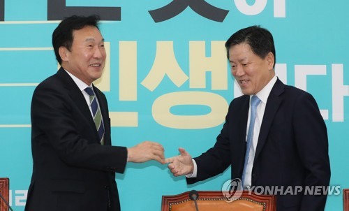 악수하는 손학규와 주승용(서울=연합뉴스) 하사헌 기자 = 바른미래당 손학규 대표와 주승용 국회부의장이 27일 오전 서울 여의도 국회에서 열린 바른미래당 최고위원회의에서 악수하고 있다. 2019.12.27 toadboy@yna.co.kr