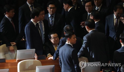 문희상 의장 둘러싸고 여야 의원들 이야기(서울=연합뉴스) 하사헌 기자 = 27일 오후 국회 본회의장에서 의장석으로 향하다 한국당 의원들의 저지에 막혀 국무위원석 윗자리에 앉은 문희상 의장을 둘러써고 여야 의원들이 이야기를 하고 있다. 2019.12.27 toadboy@yna.co.kr