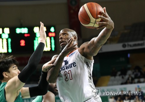 오늘 느낌 좋아(원주=연합뉴스) 양지웅 기자 = 27일 강원 원주종합체육관에서 열린 2019∼2020 프로농구 원주 DB 프로미와 인천 전자랜드 엘리펀츠의 경기. 전자랜드 할로웨이가 골밑슛을 하고 있다. 2019.12.27 yangdoo@yna.co.kr
