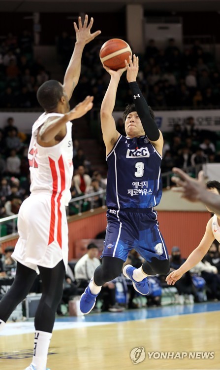 이정현 '들어가라'(군산=연합뉴스) 정경재 기자 = 27일 군산월명체육관에서 열린 2019-2020 현대모비스 KBL 전주 KCC와 서울 SK의 경기. KCC 이정현이 슛하고 있다. 2019.12.27 jaya@yna.co.kr
