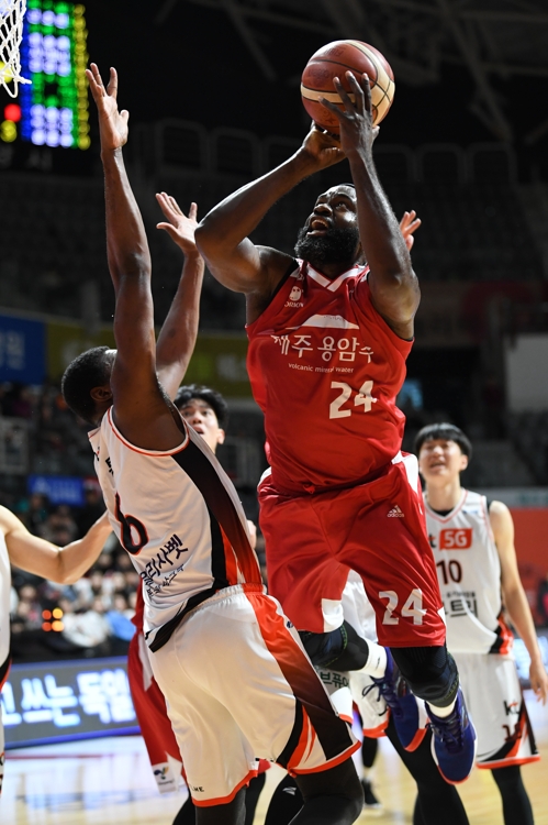 골밑 슛을 시도하는 오리온 유터.[KBL 제공]