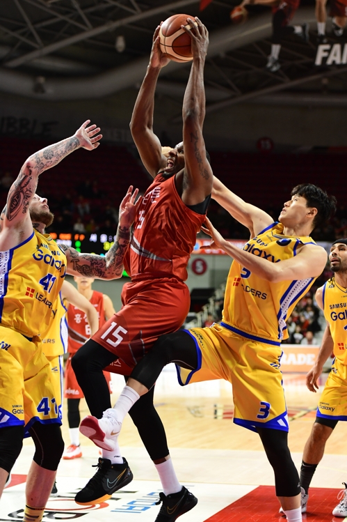 골밑 공격을 시도하는 인삼공사 브라운.[KBL 제공]