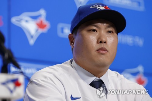 류현진, 토론토 입단 기자회견(토론토 AP=연합뉴스) 류현진이 28일(한국시간) 캐나다 온타리오주 토론토 로저스센터에서 열린 미국프로야구 토론토 블루제이스 입단식에서 취재진의 질문을 받고 있다.