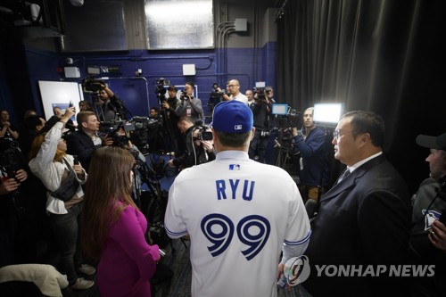 류현진의 향한 관심(토론토 AP=연합뉴스) 류현진(등 번호 99)이 28일(한국시간) 캐나다 온타리오주 토론토 로저스센터에서 열린 미국프로야구 토론토 블루제이스 입단 기자회견에서 현지 취재진에 둘러싸여 있다.
