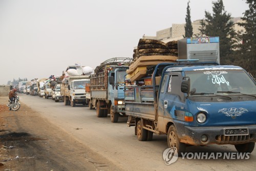 시리아 정부군 폭격에 반군거점 지역 탈출하는 피난민 행렬[로이터=연합뉴스]