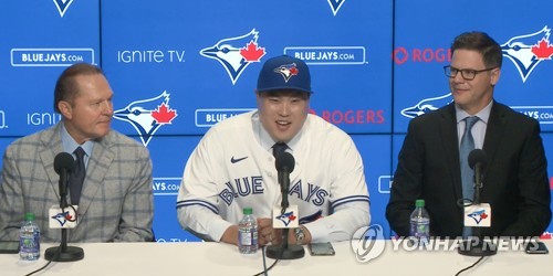 류현진, 토론토 유니폼 입고 기자회견(서울=연합뉴스) 류현진이 27일(현지시간) 캐나다 온타리오주 토론토 블루제이스의 홈구장 로저스 센터에서 열린 공식 입단 기자회견에서 토론토 유니폼을 입은 채 소감을 말하고 있다. 류현진 왼쪽은 에이전트 스콧 보라스. 2019.12.28 [토론토 블루제이스 홈페이지 캡처. 재판매 및 DB 금지] photo@yna.co.kr
