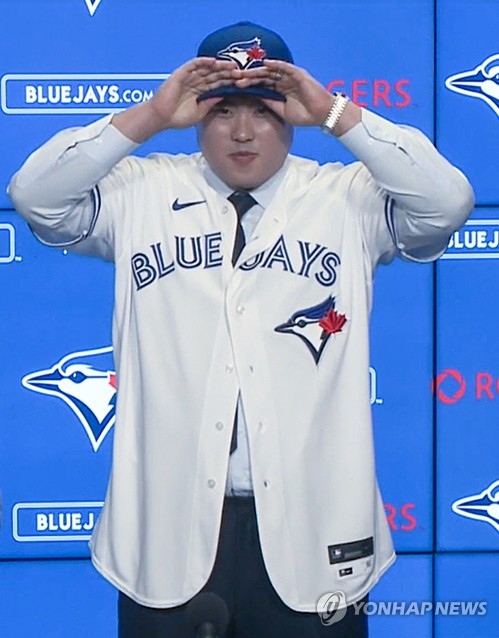 토론토 유니폼 입은 류현진(서울=연합뉴스) 류현진이 27일(현지시간) 캐나다 온타리오주 토론토 블루제이스의 홈구장 로저스 센터에서 열린 공식 입단 기자회견에서 토론토 유니폼을 입고 기념촬영을 하고 있다. 2019.12.28 [토론토 블루제이스 홈페이지 캡처. 재판매 및 DB 금지] photo@yna.co.kr