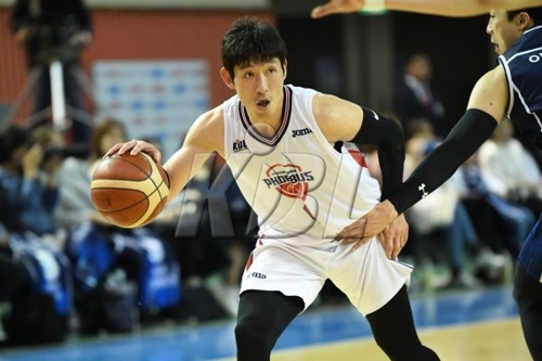 드리블하는 양동근[KBL 제공]