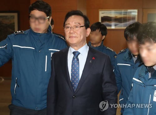 기자회견 마친 송철호 울산시장(울산=연합뉴스) 김용태 기자 = 송철호 울산시장이 30일 오전 울산시청 프레스센터에서 열린 경제자유구역 예비지정·수소시범도시·수소융복합단지 선정 발표 기자회견을 마친 후 회견장을 나서고 있다. 2019.12.30 yongtae@yna.co.kr