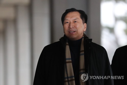 참고인 신분 세번째 조사 받는 김기현 전 울산시장(서울=연합뉴스) 김주성 기자 = 김기현 전 울산시장이 30일 오후 청와대와 경찰의 '하명수사·선거개입 의혹'에 대해 세번째 참고인 조사를 받기 위해 서울 서초동 서울중앙지검에 출석하고 있다. 2019.12.30 utzza@yna.co.kr