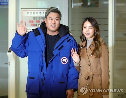 류현진-배지현 부부, '토론토 다녀왔어요'(영종도=연합뉴스) 김도훈 기자 = 미국 프로야구 토론토 블루제이스로 이적한 류현진과 부인 배지현 씨가 30일 오후 인천국제공항 2터미널을 통해 입국해 밝은 표정으로 손을 흔들며 인사하고 있다. 2019.12.30 ondol@yna.co.kr
