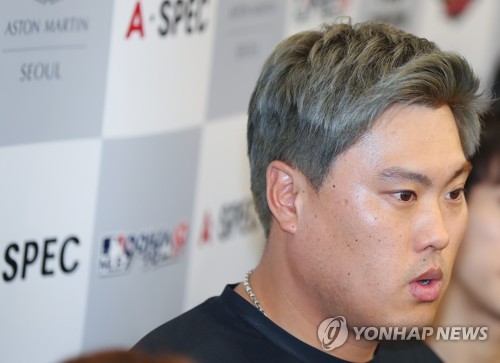 진지하게 포부 밝히는 류현진(영종도=연합뉴스) 김도훈 기자 = 미국 프로야구 토론토 블루제이스로 이적한 류현진이 30일 오후 인천국제공항 2터미널을 통해 입국해 취재진 질문에 답하고 있다. 2019.12.30 superdoo82@yna.co.kr