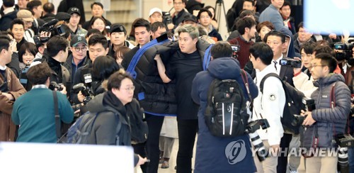 '취재진 틈을 지나서'(영종도=연합뉴스) 김도훈 기자 = 미국 프로야구 토론토 블루제이스로 이적한 류현진이 30일 오후 인천국제공항 2터미널을 통해 입국해 취재진과 인터뷰를 마친 뒤 공항을 나서고 있다. 2019.12.30 superdoo82@yna.co.kr
