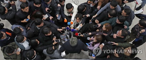 류현진 입을 향해 모여드는 마이크(영종도=연합뉴스) 김도훈 기자 = 미국 프로야구 토론토 블루제이스로 이적한 류현진이 30일 오후 인천국제공항 2터미널을 통해 입국해 취재진 질문에 답하고 있다. 2019.12.30 superdoo82@yna.co.kr