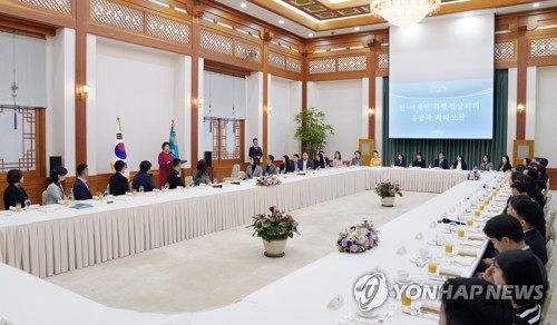 김정숙 여사, 한-아세안 개최 유공자 초청 오찬(서울=연합뉴스) 30일 오후 청와대에서 지난 11월 부산 한-아세안 특별정상회의 및 제1차 한-메콩 정상회의 개최 유공자들이 김정숙 여사와 오찬을 하고 있다.
    이날 오찬에는 준비기획단, 외교부, 부대행사 주관부처, 한·아세안 센터, 아세안문화원 등의 공무원 및 민간 관계자 총 50명이 참석했다. 2019.12.30 [청와대 제공, 재판매 및 DB금지] photo@yna.co.kr