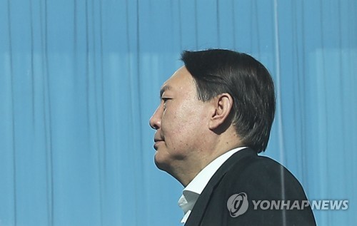 윤석열 "부정부패 대응 역량 약화 없게 최선"(서울=연합뉴스) 김도훈 기자 = 국회에서 고위공직자범죄수사처(공수처) 법안이 통과해 검찰의 기소독점권 유지가 힘들어진 가운데 31일 윤석열 검찰총장이 점심을 위해 서울 서초구 대검찰청 구내식당으로 향하고 있다. superdoo82@yna.co.kr