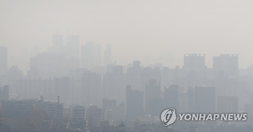 서울시내가 미세먼지 농도 '나쁨'으로 뿌옇게 보이고 있다. [연합뉴스 자료사진]