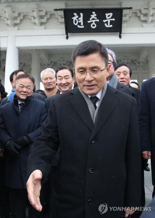 지지자에 악수 청하는 한국당 황교안 대표(서울=연합뉴스) 안정원 기자 = 자유한국당 황교안 대표가  2020년 새해 첫날인 1일 오전 서울 동작구 국립서울현충원 참배를 마친 뒤 한 지지자에게 악수를 청하고 있다. 2020.1.1 jeongs@yna.co.kr