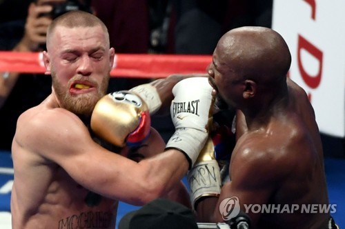 2017년 8월 맥그리거에게 펀치 꽂아넣는 메이웨더[EPA=연합뉴스 자료사진. 재판매 및 DB 금지]