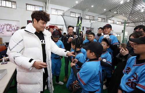 추신수, 초등학생들과 함께 '추추 베이스볼 클래스'(서울=연합뉴스) 추신수가 2019년 12월 26일 서울시 중구에 있는 청구초등학교에서 1일 야구 교실인 '추추 베이스볼 클래스'를 진행하고 있다. 
    이번 시즌 개인 통산 최다인 24개 홈런을 기록하며 활약 중인 추신수는 2010년 롯데호텔 홍보대사로 위촉된 이래 매년 롯데호텔 임직원들과 다양한 봉사활동에 참여해오고 있다. 2019.12.27
    [롯데호텔 제공. 재판매 및 DB 금지] photo@yna.co.kr