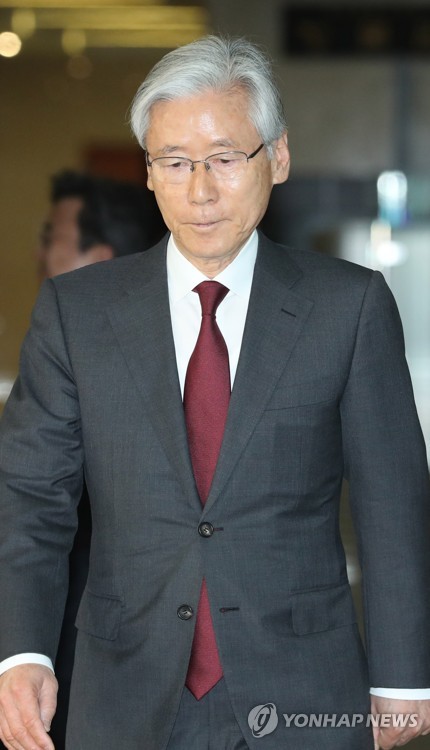 정론관 들어서는 여상규(서울=연합뉴스) 하사헌 기자 = 자유한국당 여상규 의원이 2일 오전 총선 불출마 선언 기자회견을 하기 위해 서울 여의도 국회 정론관에 들어서고 있다. 2020.1.2 toadboy@yna.co.kr