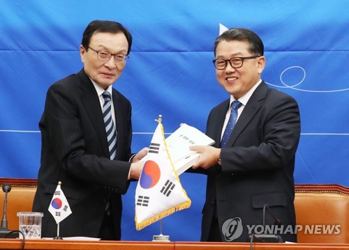 김병주에게 당원교과서 전달하는 이해찬(서울=연합뉴스) 안정원 기자  = 더불어민주당 이해찬 대표가 2일 서울 여의도 국회에서 '영입인재 3호'인 한미연합사 부사령관 출신 김병주 전 대장에게 당원교과서 등을 전달하고 있다. 2020.1.2 jeong@yna.co.kr